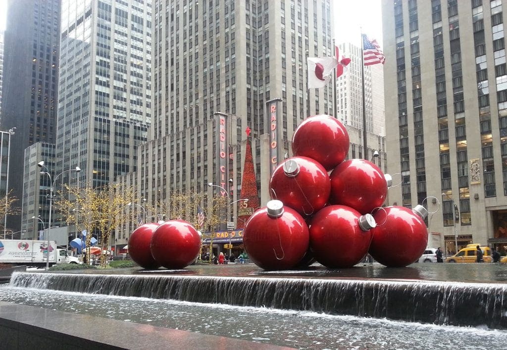 enorme kerstballen in new york