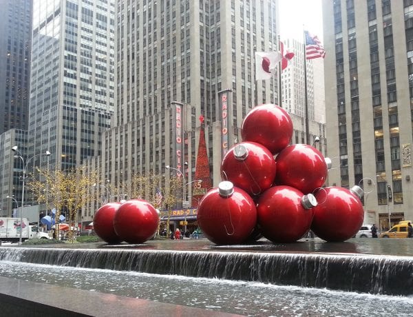 enorme kerstballen in new york