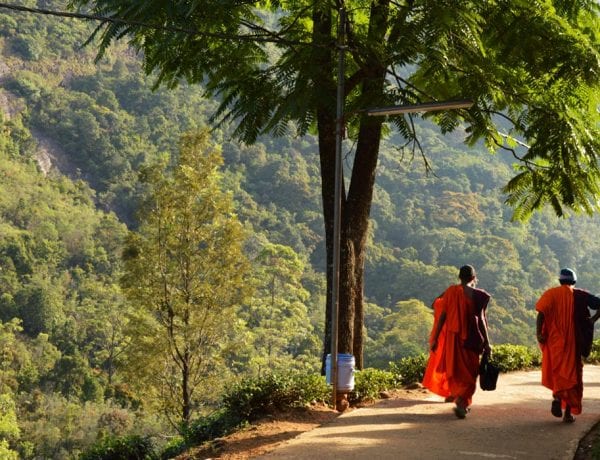 boeddhistische monniken in de bergen van sri lanka