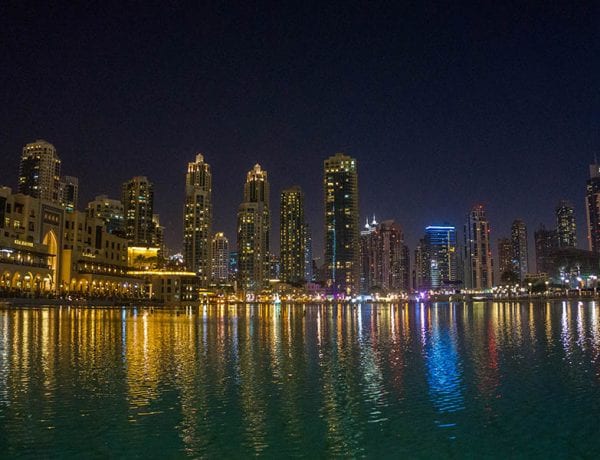 Skyline van Dubai na zonsondergang