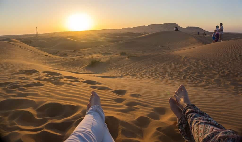 reisbloggers in de woestijn in dubai