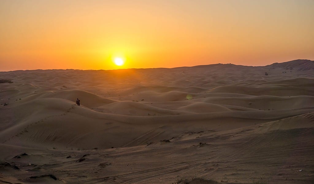 zonsondergang dubai woestijn