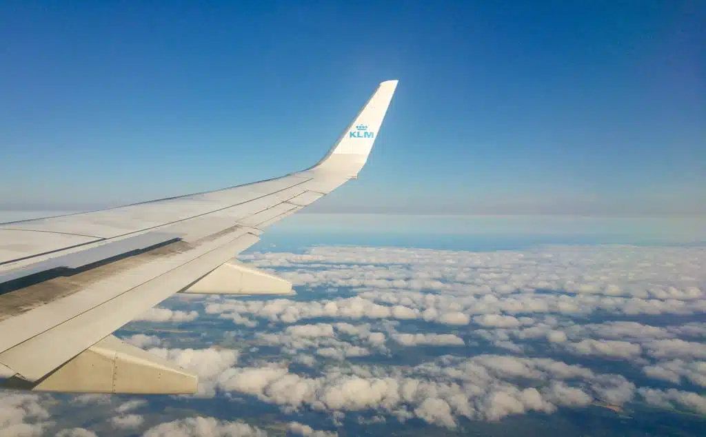 Vleugel van een KLM Vliegtuig