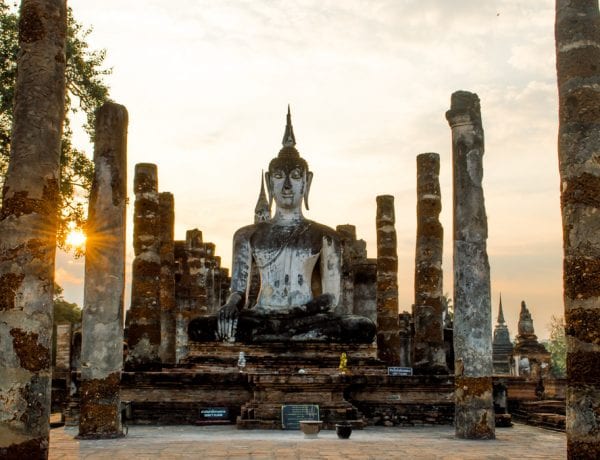 Zonsondergang bij Sukhothai