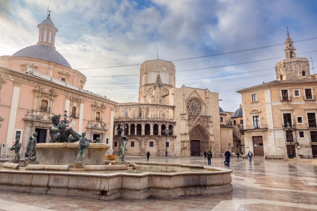 Wat te doen in Valencia - Plaza de la Virgen