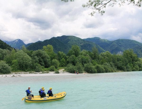 Raften op de Soča rivier in Slovenië