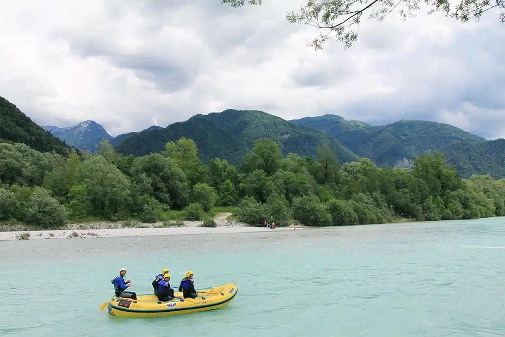 Raften op de Soča rivier in Slovenië