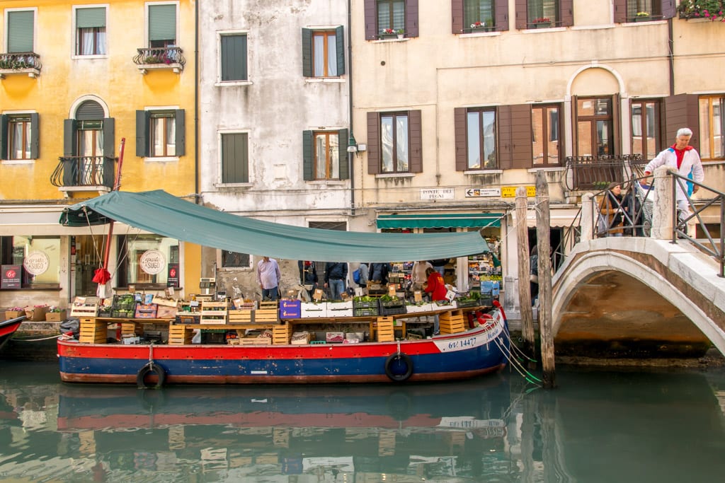 Drijvende Groentekraam in Venetië
