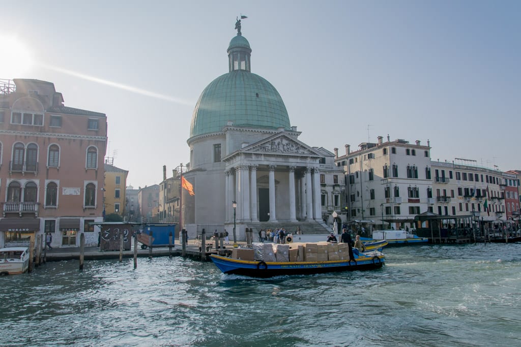 Pakketboot in Venetië