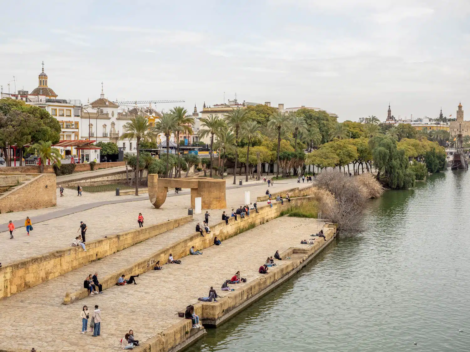 Doen in Sevilla - Paseo Del Rio Guadalquivir