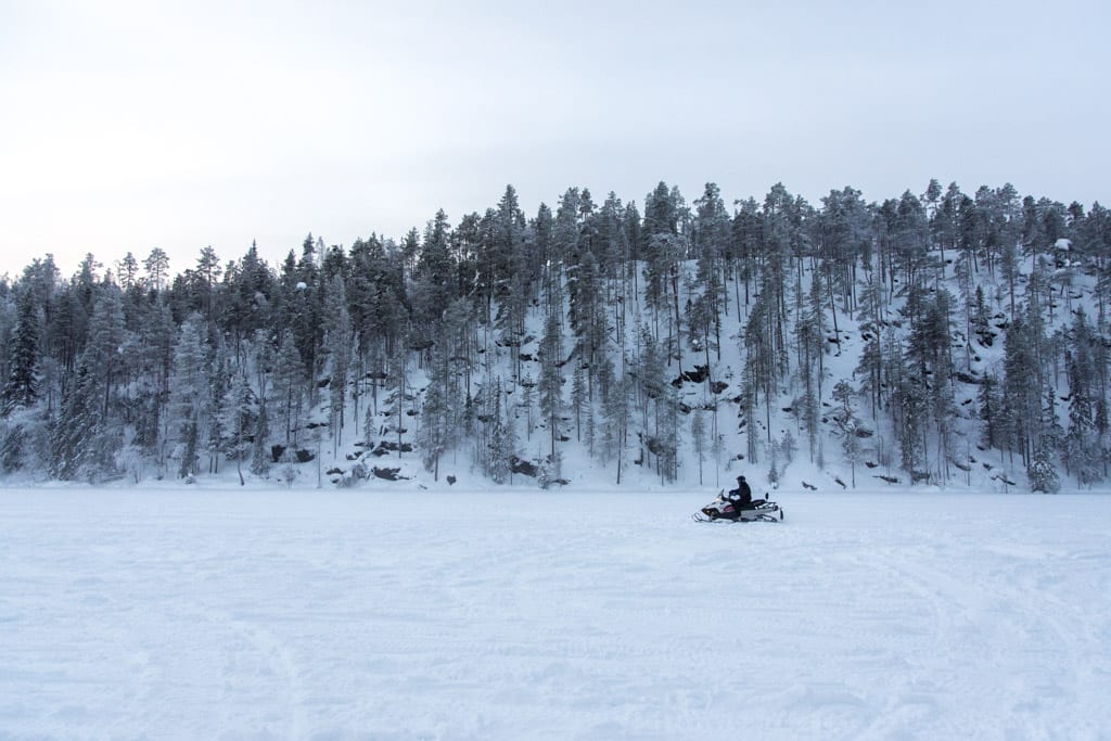 Sneeuwscooter rijden in Zweeds Lapland