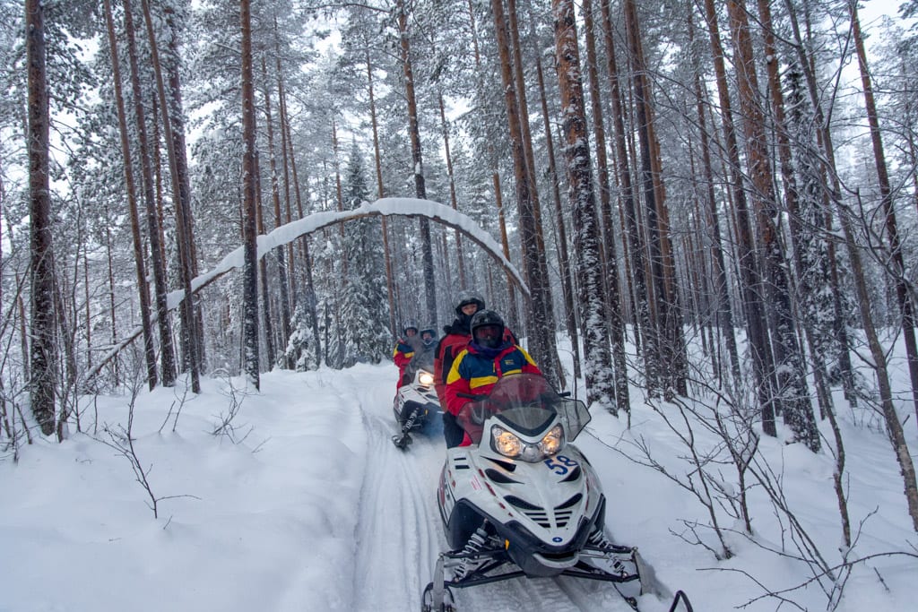 Sneeuwscooter rijden in Zweeds Lapland