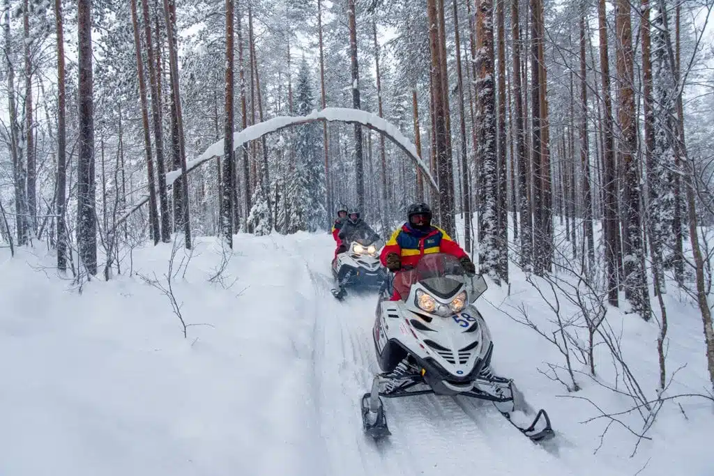 Sneeuwscooter Rijden in Zweeds Lapland