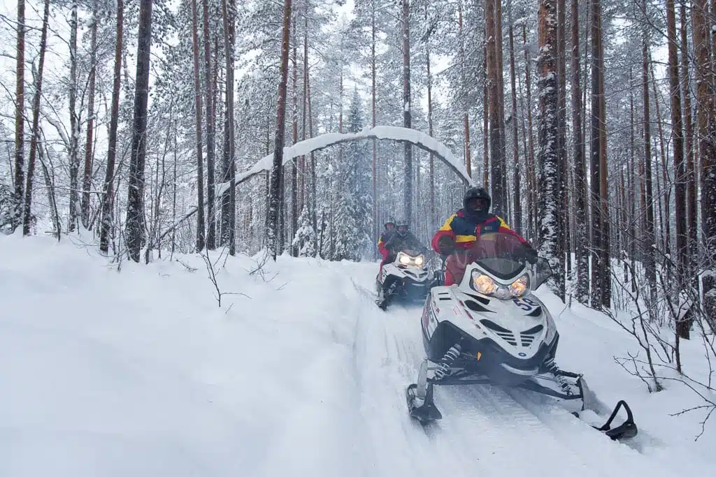 Sneeuwscooter rijden in Lapland