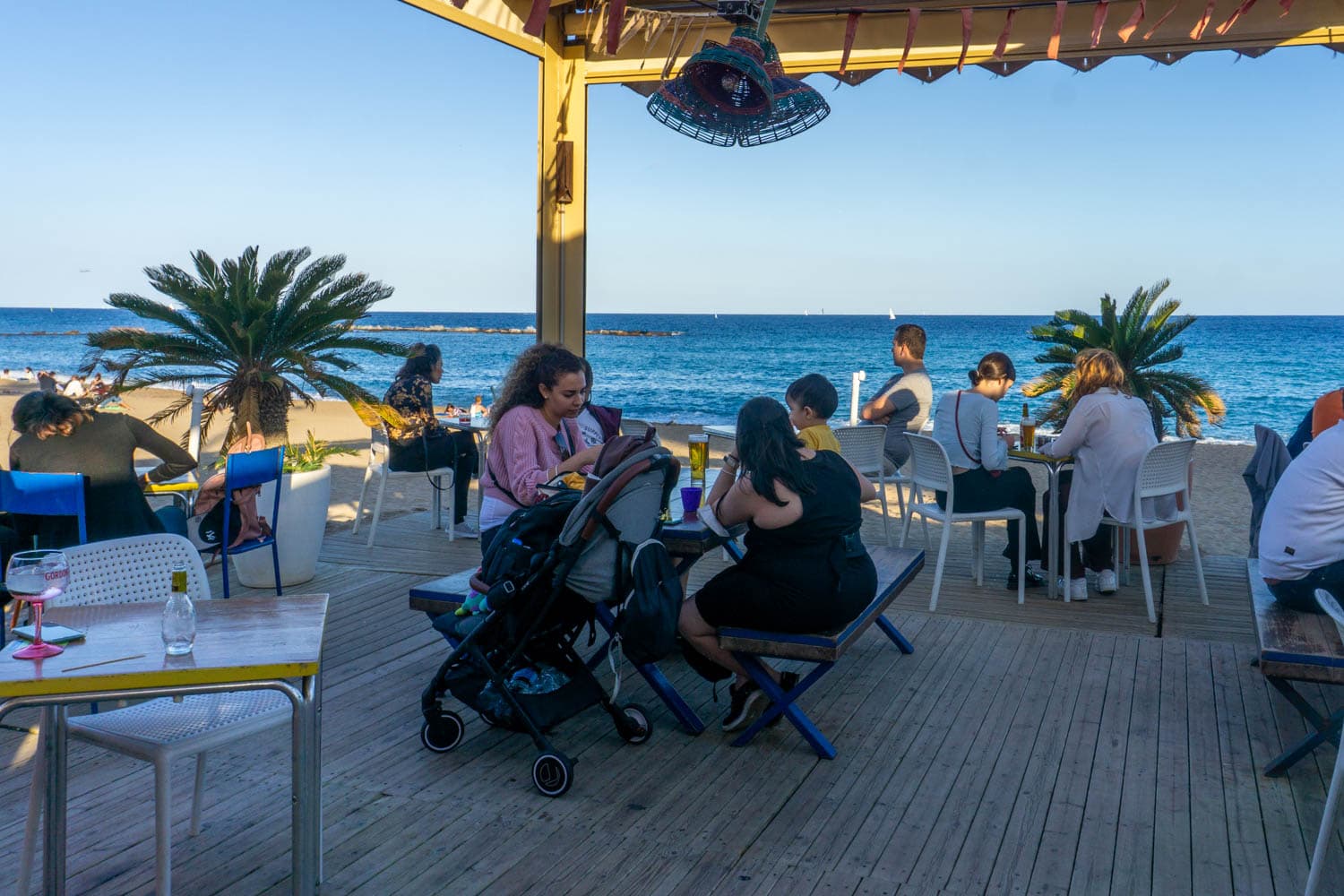 Doen in Barcelona - beach bar