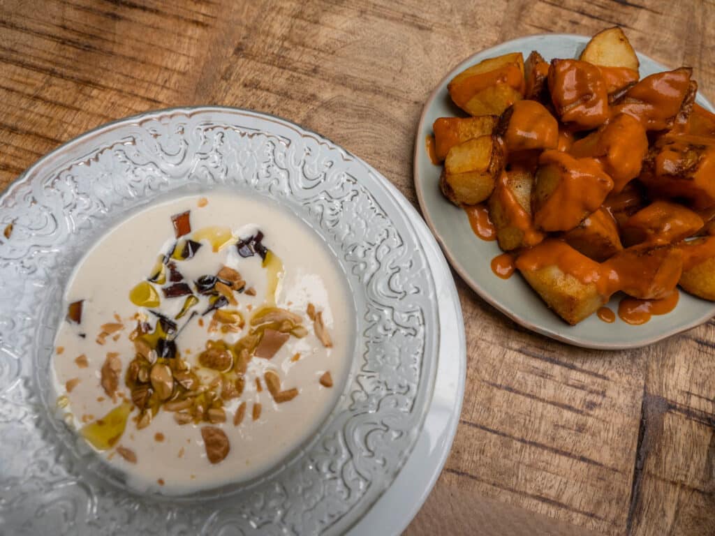 Eten in Córdoba - Salmorejo blanco & patatas bravas