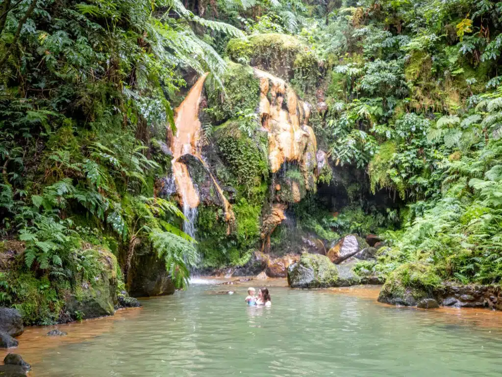 Caldeira Velha - zwemmen bij een waterval