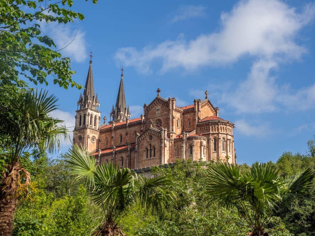 Covadonga - Basílica de Santa María la Real de Covadonga