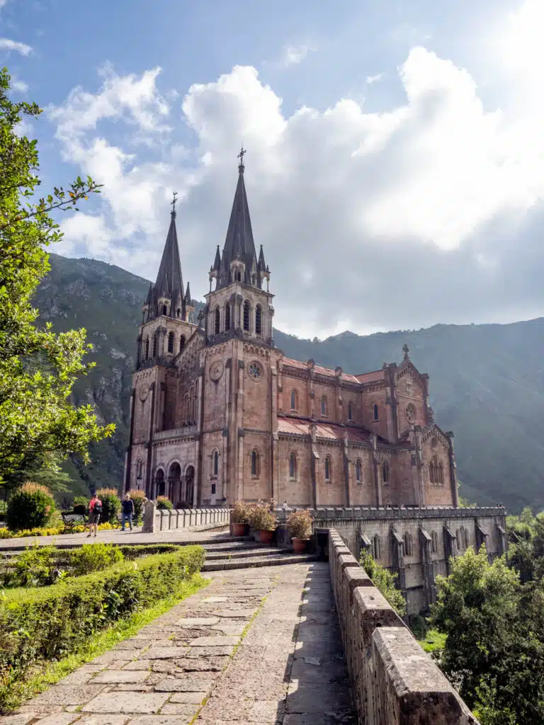 Covadonga - Basílica de Santa María la Real de Covadonga