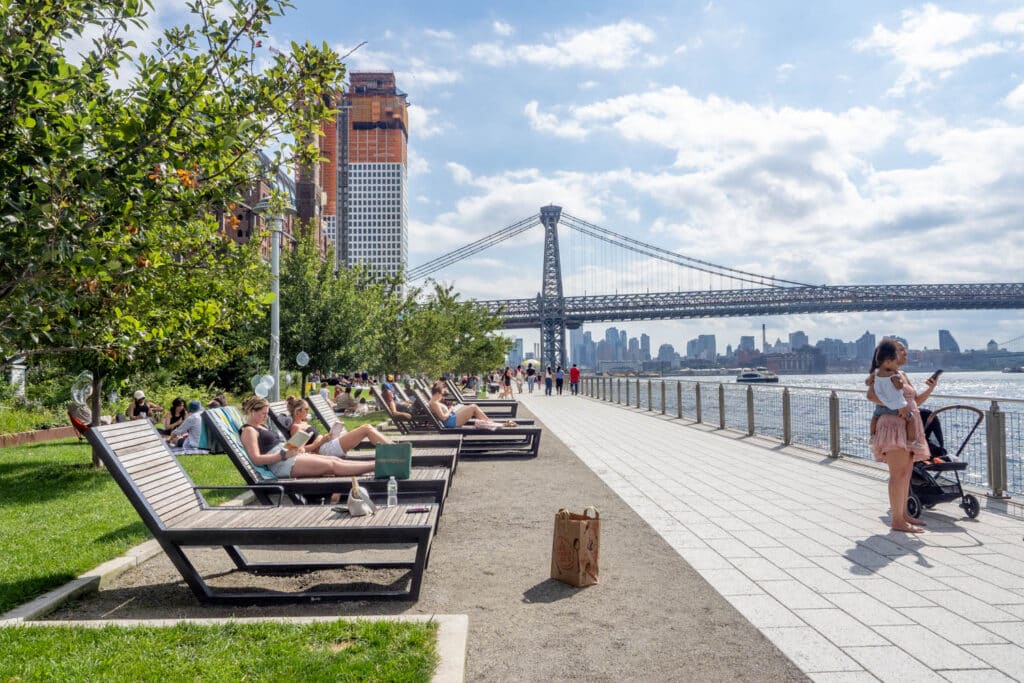 Doen in Brooklyn, New York - Domino Park, Williamsburg