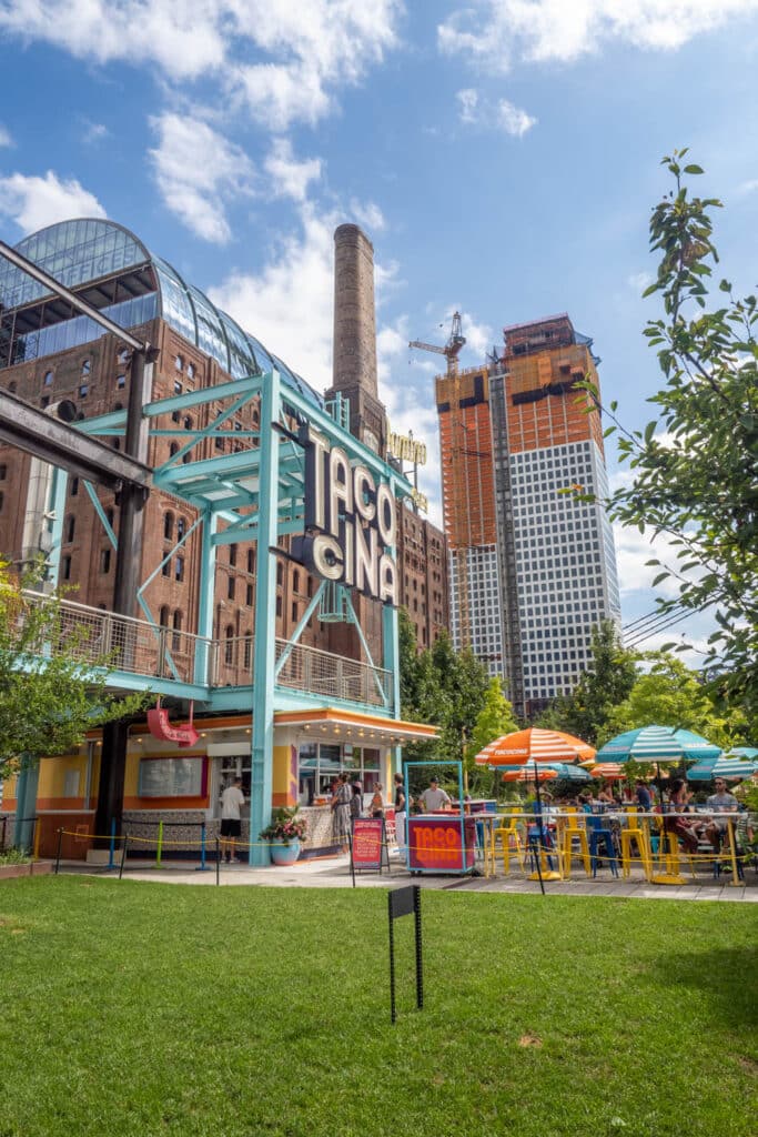 Doen in Brooklyn, New York - Domino Park, Williamsburg