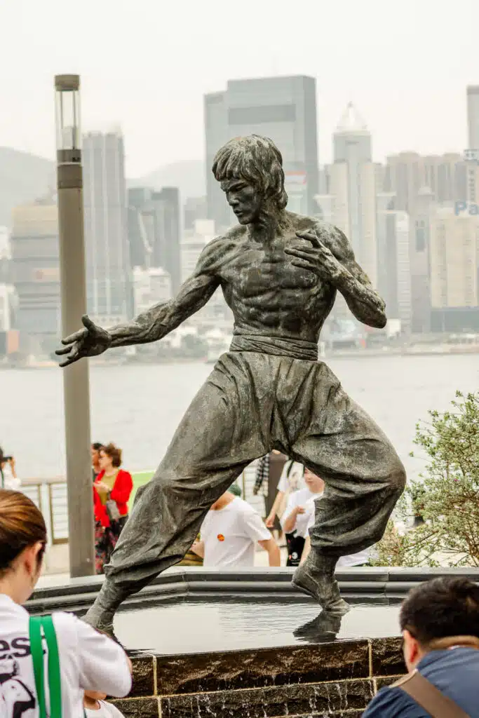 Bruce Lee standbeeld in Hongkong