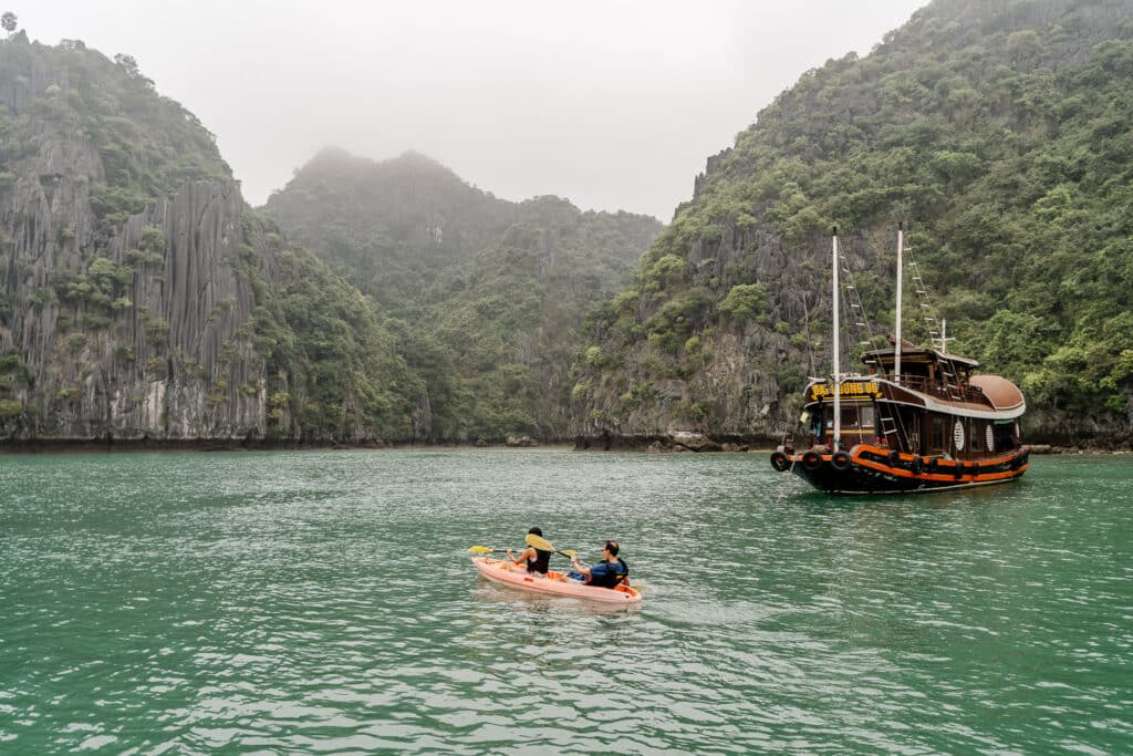 Kajakken in Halong Bay