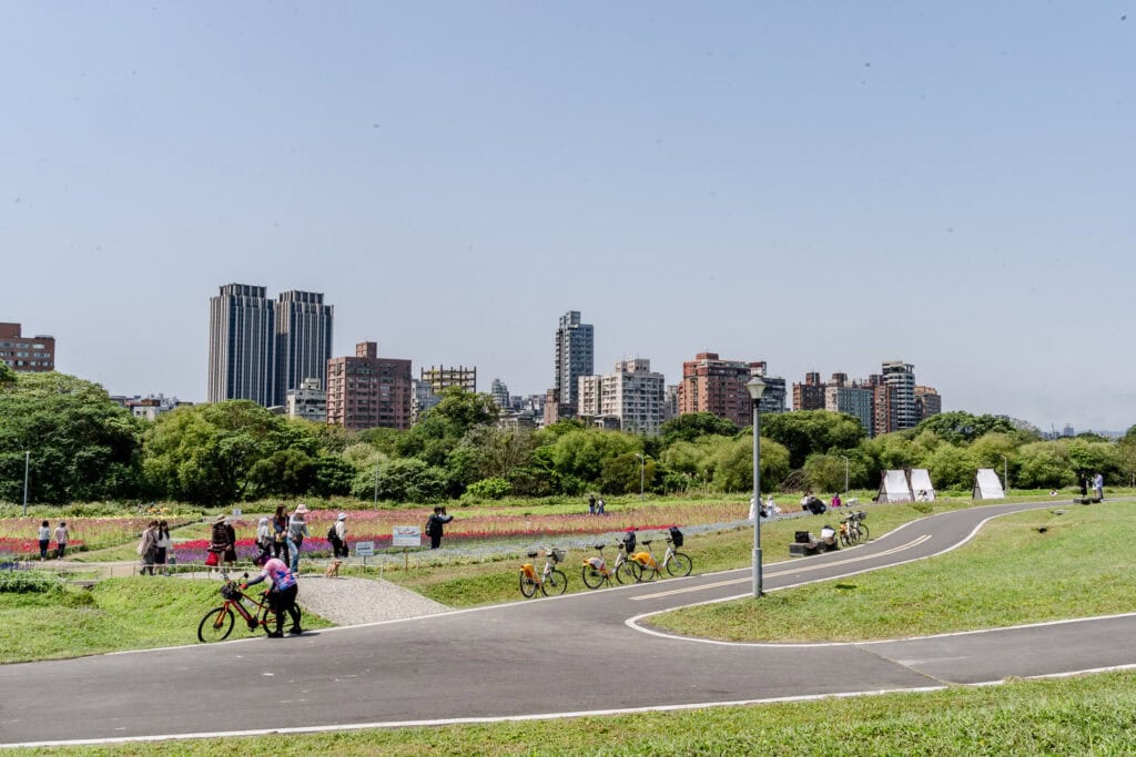 Fietsen langs de Keelung Rivier in Taipei