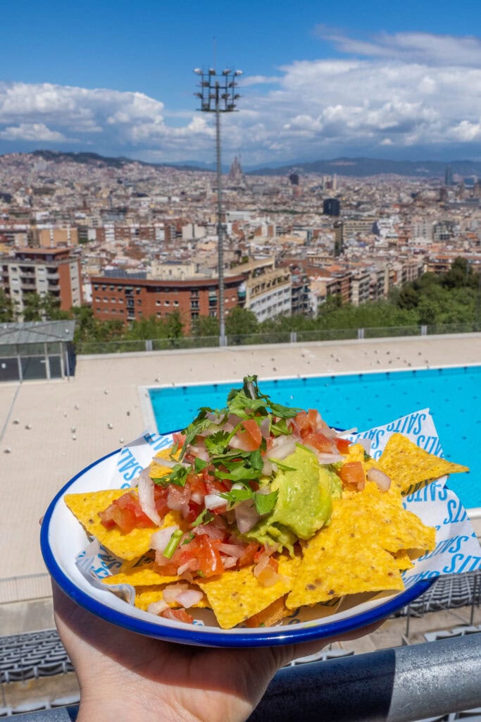Doen in Barcelona - zwembad met uitzicht en eten