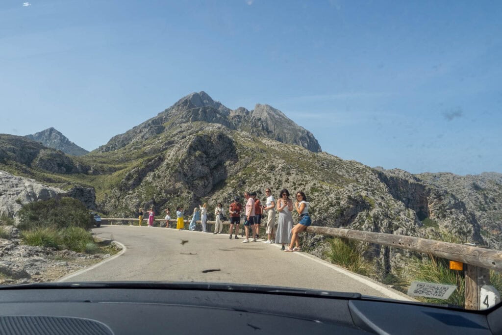 Autorijden op Mallorca - mensen op de weg