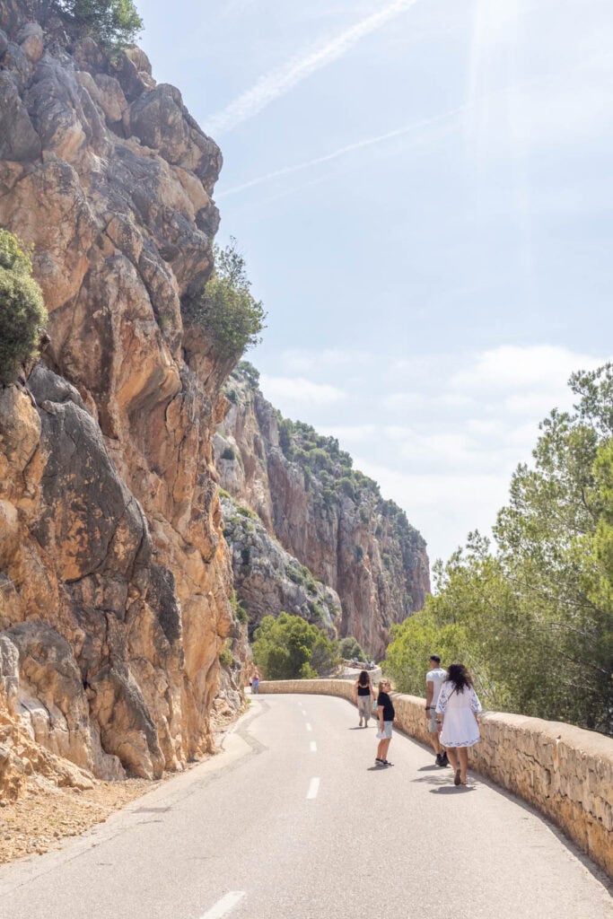 Autorijden op Mallorca - mensen op de weg