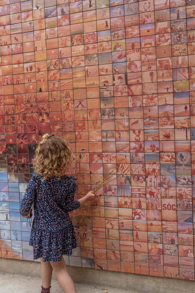 Barcelona in één dag - The World Comes To Life With Each Kiss