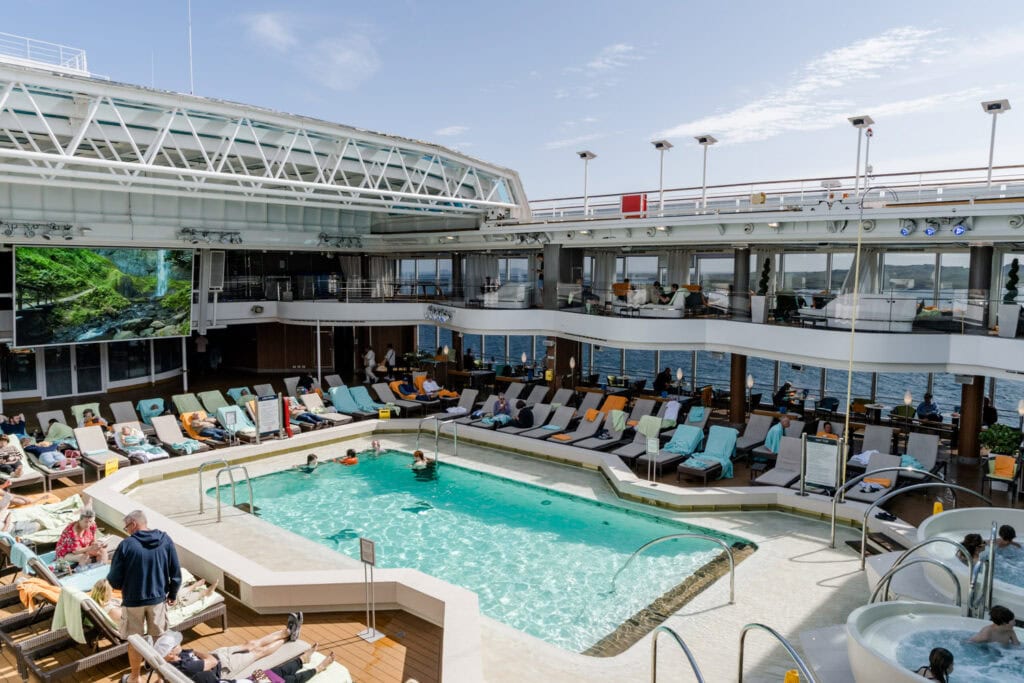 Zwembad op de Rotterdam Holland America Line