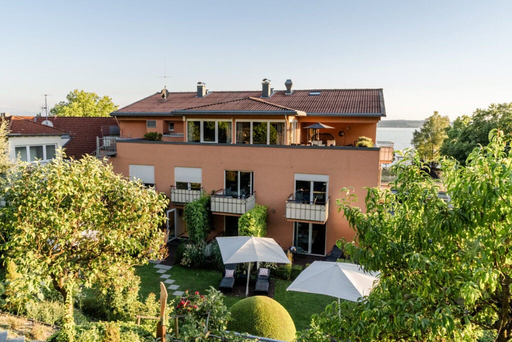 Waar te verblijven aan de Bodensee - #9 Maak een vlucht in een zeppelin (of bezoek het zeppelin museum) #10 Vaar over de Bodensee en maak een stop bij de Marienschlucht #11 Bekijk de historische paalwoningen ///Pfahlbauten #12 Verken Reichenau eiland #13 Loop (een deel van) de 270 kilometer lange Bodensee rondwandelweg Waar te verblijven aan de Bodensee in Duitsland Romantik Hotel Residenz am See