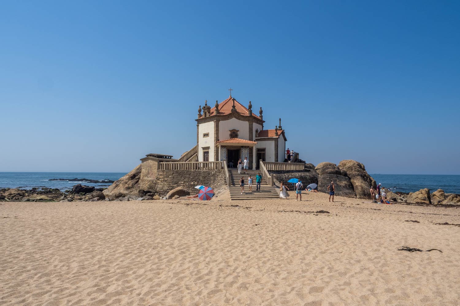 Doen in Porto - Capela do Senhor da Pedra op Praia de Miramar