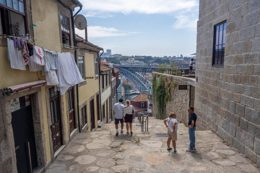Doen in Porto - Escadas dos Guindais & Guindalense