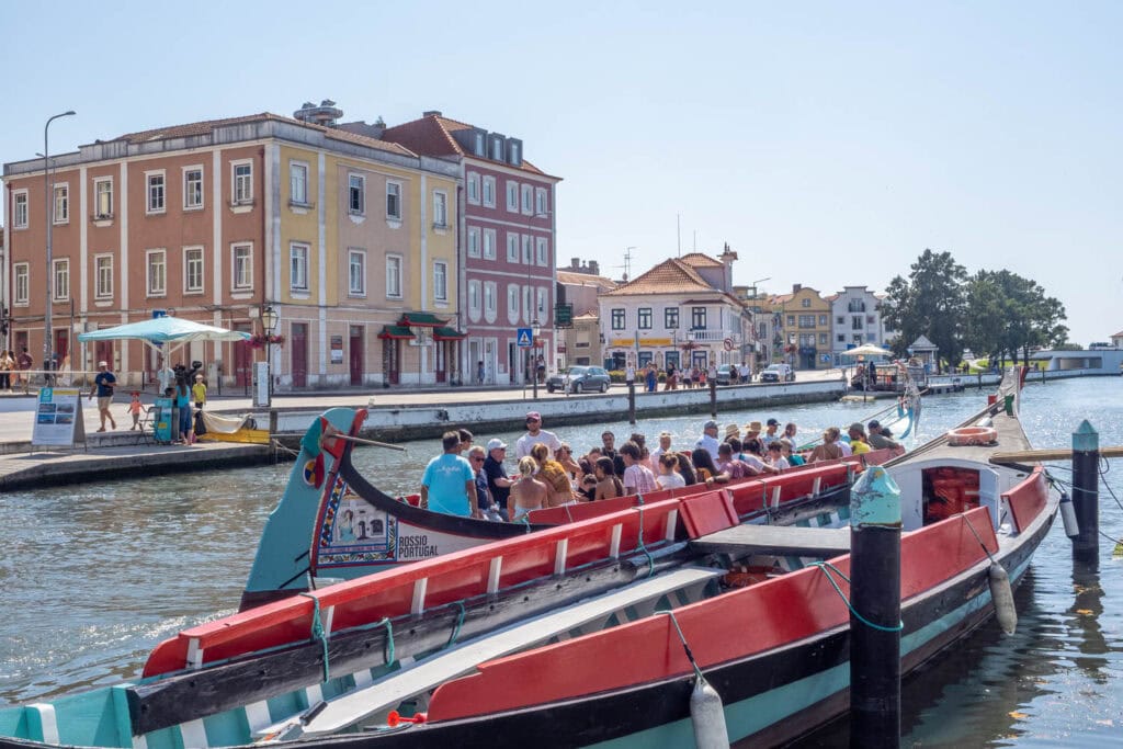 Doen in Aveiro - rondvaart op een traditionele Moliceiro