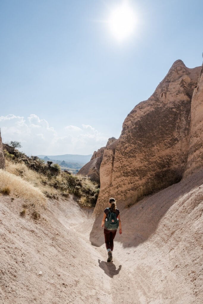 Dag 4: van Ortahisar naar Çavuşin De route van Ortahisar naar Çavuşin vond ik de mooiste van de hele trail. Na vertrek uit het dorp loop je al snel over witte tufstenen. Regelmatig moet je wat klimmen en dalen en tufsteen is ontzettend poreus en brokkelt snel af. Hierdoor zijn op deze dag wandelstokken geen overbodige luxe, al lukt het zonder stokken ook met af en toe een klassieke kontschuif. De Red en Pink Valley zijn de hoogtepunten van de wandeldag en ik vond deze valleien echt adembenemend mooi. Het is zo bijzonder om door de tufstenen formaties te lopen en steeds weer getrakteerd te worden op een nieuw uitzicht. Onderweg kom je een aantal plekken tegen waar je kunt stoppen voor vers sap én ongeveer halverwege de route zit een restaurantje waar je zelfs kunt lunchen. Er is geen menukaart en kunt enkel het dagmenu van een soepje, een paar salades en een warm gerecht bestellen. Houd er wel rekening mee dat de prijzen hier wel vrij hoog liggen.  Aan het einde van de hike maak je nog één klim naar een uitzichtpunt. Vanaf hier heb je zicht over de hele vallei. Daarna daal je weer af en eindig je de dag in het dorp Çavuşin. Het middelpunt van Çavuşin is het rotskasteel, vanaf waar je een prachtig uitzicht hebt over het adembenemend mooie landschap. Aantal kilometers: 16,5 Aantal meters stijgen: 465 Aantal meters dalen: 560