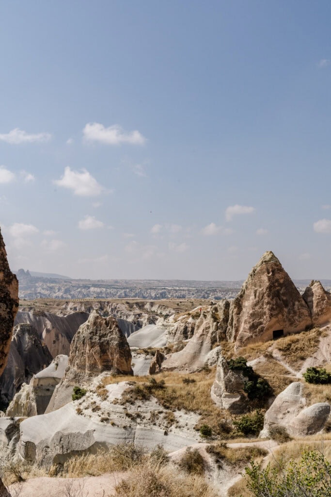 Dag 4: van Ortahisar naar Çavuşin De route van Ortahisar naar Çavuşin vond ik de mooiste van de hele trail. Na vertrek uit het dorp loop je al snel over witte tufstenen. Regelmatig moet je wat klimmen en dalen en tufsteen is ontzettend poreus en brokkelt snel af. Hierdoor zijn op deze dag wandelstokken geen overbodige luxe, al lukt het zonder stokken ook met af en toe een klassieke kontschuif. De Red en Pink Valley zijn de hoogtepunten van de wandeldag en ik vond deze valleien echt adembenemend mooi. Het is zo bijzonder om door de tufstenen formaties te lopen en steeds weer getrakteerd te worden op een nieuw uitzicht. Onderweg kom je een aantal plekken tegen waar je kunt stoppen voor vers sap én ongeveer halverwege de route zit een restaurantje waar je zelfs kunt lunchen. Er is geen menukaart en kunt enkel het dagmenu van een soepje, een paar salades en een warm gerecht bestellen. Houd er wel rekening mee dat de prijzen hier wel vrij hoog liggen.  Aan het einde van de hike maak je nog één klim naar een uitzichtpunt. Vanaf hier heb je zicht over de hele vallei. Daarna daal je weer af en eindig je de dag in het dorp Çavuşin. Het middelpunt van Çavuşin is het rotskasteel, vanaf waar je een prachtig uitzicht hebt over het adembenemend mooie landschap. Aantal kilometers: 16,5 Aantal meters stijgen: 465 Aantal meters dalen: 560