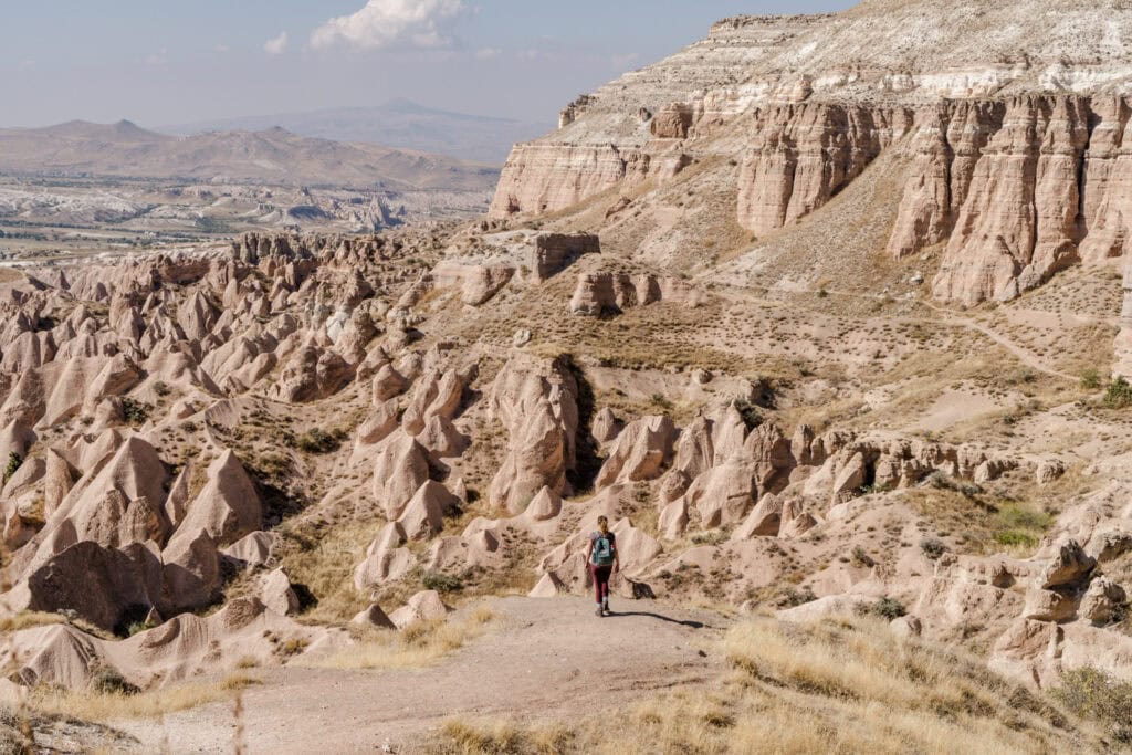 Dag 4: van Ortahisar naar Çavuşin De route van Ortahisar naar Çavuşin vond ik de mooiste van de hele trail. Na vertrek uit het dorp loop je al snel over witte tufstenen. Regelmatig moet je wat klimmen en dalen en tufsteen is ontzettend poreus en brokkelt snel af. Hierdoor zijn op deze dag wandelstokken geen overbodige luxe, al lukt het zonder stokken ook met af en toe een klassieke kontschuif. De Red en Pink Valley zijn de hoogtepunten van de wandeldag en ik vond deze valleien echt adembenemend mooi. Het is zo bijzonder om door de tufstenen formaties te lopen en steeds weer getrakteerd te worden op een nieuw uitzicht. Onderweg kom je een aantal plekken tegen waar je kunt stoppen voor vers sap én ongeveer halverwege de route zit een restaurantje waar je zelfs kunt lunchen. Er is geen menukaart en kunt enkel het dagmenu van een soepje, een paar salades en een warm gerecht bestellen. Houd er wel rekening mee dat de prijzen hier wel vrij hoog liggen.  Aan het einde van de hike maak je nog één klim naar een uitzichtpunt. Vanaf hier heb je zicht over de hele vallei. Daarna daal je weer af en eindig je de dag in het dorp Çavuşin. Het middelpunt van Çavuşin is het rotskasteel, vanaf waar je een prachtig uitzicht hebt over het adembenemend mooie landschap. Aantal kilometers: 16,5 Aantal meters stijgen: 465 Aantal meters dalen: 560