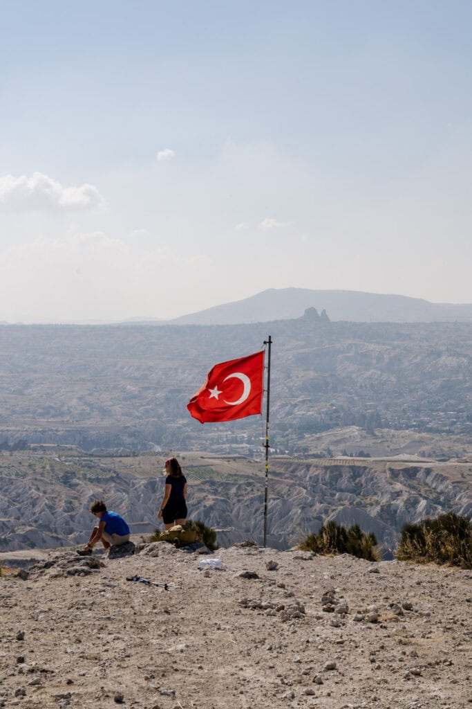 Dag 4: van Ortahisar naar Çavuşin De route van Ortahisar naar Çavuşin vond ik de mooiste van de hele trail. Na vertrek uit het dorp loop je al snel over witte tufstenen. Regelmatig moet je wat klimmen en dalen en tufsteen is ontzettend poreus en brokkelt snel af. Hierdoor zijn op deze dag wandelstokken geen overbodige luxe, al lukt het zonder stokken ook met af en toe een klassieke kontschuif. De Red en Pink Valley zijn de hoogtepunten van de wandeldag en ik vond deze valleien echt adembenemend mooi. Het is zo bijzonder om door de tufstenen formaties te lopen en steeds weer getrakteerd te worden op een nieuw uitzicht. Onderweg kom je een aantal plekken tegen waar je kunt stoppen voor vers sap én ongeveer halverwege de route zit een restaurantje waar je zelfs kunt lunchen. Er is geen menukaart en kunt enkel het dagmenu van een soepje, een paar salades en een warm gerecht bestellen. Houd er wel rekening mee dat de prijzen hier wel vrij hoog liggen.  Aan het einde van de hike maak je nog één klim naar een uitzichtpunt. Vanaf hier heb je zicht over de hele vallei. Daarna daal je weer af en eindig je de dag in het dorp Çavuşin. Het middelpunt van Çavuşin is het rotskasteel, vanaf waar je een prachtig uitzicht hebt over het adembenemend mooie landschap. Aantal kilometers: 16,5 Aantal meters stijgen: 465 Aantal meters dalen: 560
